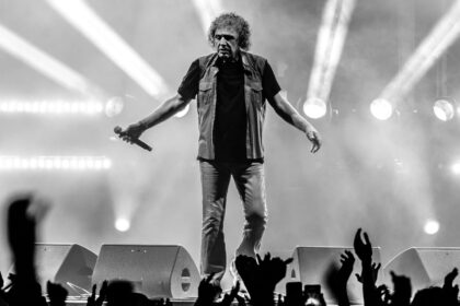 Βασίλης Παπακωνσταντίνου στη σκηνή σε συναυλία στο Θέατρο Βράχων με κοινό καλοκαίρι Αθήνα