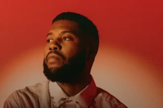 Khalid ερμηνεύει το Last Christmas σε χιονισμένο τοπίο