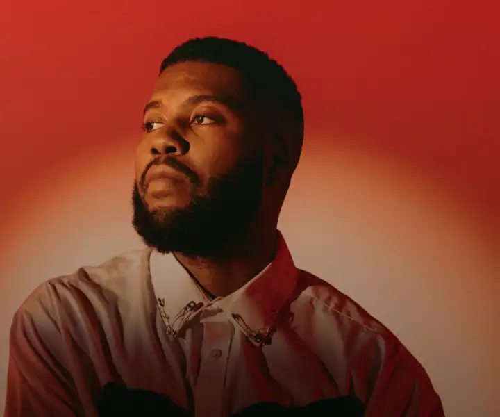 Khalid ερμηνεύει το Last Christmas σε χιονισμένο τοπίο