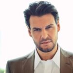 Ο Πάνος Κιάμος στο music video «Ξέρεις Πολλούς;» με σκηνές από διαφορετικά ραντεβού και σύγχρονες σχέσεις