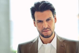 Ο Πάνος Κιάμος στο music video «Ξέρεις Πολλούς;» με σκηνές από διαφορετικά ραντεβού και σύγχρονες σχέσεις