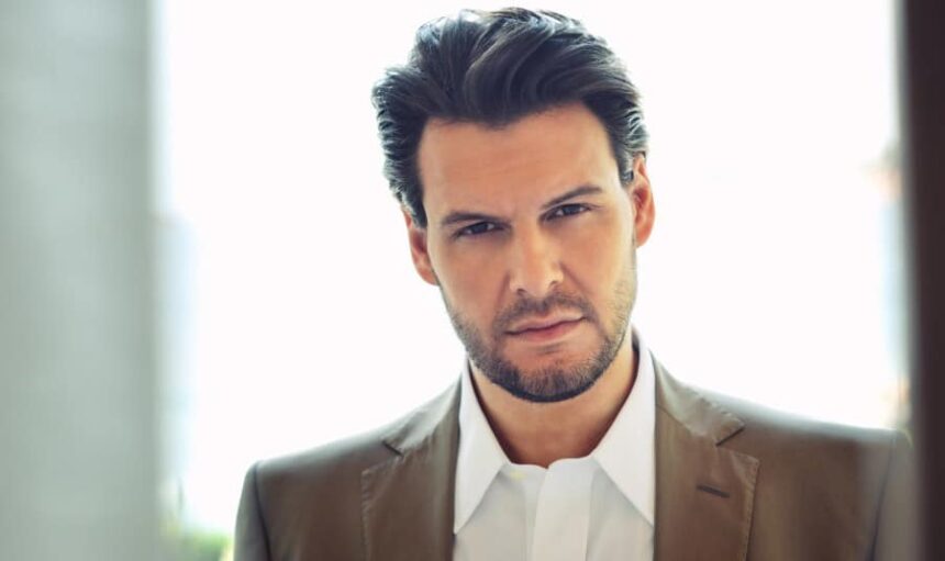 Ο Πάνος Κιάμος στο music video «Ξέρεις Πολλούς;» με σκηνές από διαφορετικά ραντεβού και σύγχρονες σχέσεις