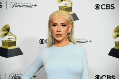 Christina Aguilera σε γύρισμα στο Crazy Horse του Παρισιού για το εορταστικό project “My Kind of Christmas”