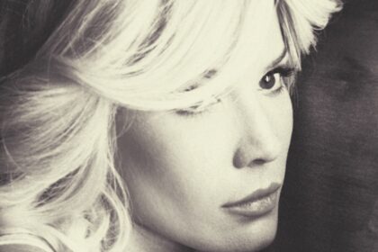 Η Halsey με επιδέσμους σε χέρι και σώμα μετά από ατύχημα