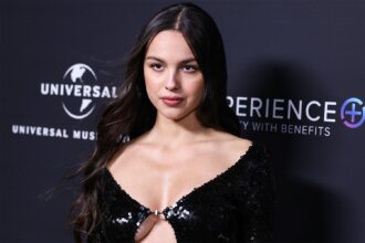 Olivia Rodrigo ροκάρει live στο Glastonbury με την μπάντα της