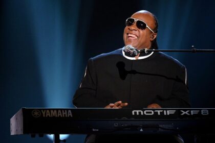 Stevie Wonder αποτίει φόρο τιμής στον Michael Jackson για τη μουσική του που θα ζει για πάντα