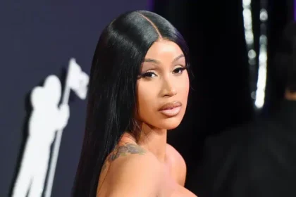 Cardi B ποζάρει με αυτοπεποίθηση, μιλώντας για το άλμπουμ Am I the Drama και τη δύναμη της εξυπνάδας της.