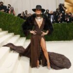 Jennifer Lopez σε σκηνή από το musical Kiss of the Spider Woman