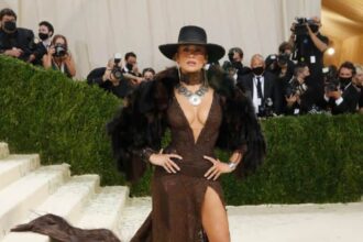 Jennifer Lopez σε σκηνή από το musical Kiss of the Spider Woman