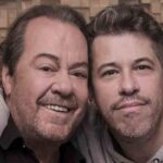 Να μου προτείνεις 3 SEO-FRIENDLY ενναλακτικους και ξεκαθαρους τίτλους, που να παραμένουν πιστοί και να βασιζονται στο νόημα και το περιεχόμενο του αρχικού τίτλου που σου έστειλα, με gossip-entertainment, lifestyle, pop culture ύφος, trendy, playful, δυναμικούς, να εχουν keywords απο το κυριως κειμενο, Google Discover optimized, που να σχετίζονται άμμεσα με το περιεχομενο του άρθρου. Να εχουν απλο, κατανοητο και ευκολο λεξιλογιο. Να ειναι με διαφορετικη φιλοσοφια μεταξυ τους, με περισσότερη φαντασία, σασπένς και click factor ώστε να τραβάνε Google Discover αλλά και social media και να μου προτεινεις τον καταλληλοτερο. Τιτλους και seo τιτλους ξεχωριστα RankMath SEO πακέτο, SEO Title, URL (seo friendly), Meta Description, Keywords απο το κειμενο, Social Media OG Data (Title . Description), RankMath Social Tab Να αποφύγεις εκφράσεις τύπου «παραληρούν», «τρελαίνει το internet», «χαμός στο Twitter», "της χρονιας, της καριερας της" ή άλλες υπερβολές/διαφημιστικού τύπου φράσεις και να εχουν καθαρά ελληνικό λεξιλόγιο, πάντα καθαρό, δημοσιογραφικό, φυσικό ύφος, με απλό λεξιλόγιο, καλλιτεχνική εστίαση και SEO-friendly ρεαλισμό, ώστε κάθε τίτλος να είναι clickable αλλά αληθινός Focus keywords απο το κειμενο να μπουν στους τιλτλους, στα urls και στο meta description, ξεχωριστα για το καθε ενα και να μου τα στειλεις Meta description αναλυτικο για τον καθε τιτλο ξεχωριστα, για περάσμα κατευθείαν στο RankMath Τα Permalinks (urls) να ειναι ΑΥΣΤΗΡΑ greeklish, να ειναι rankmath SEO-FRIENDLY και να εχουν keywords από τους τιτλους, αποκλειστικά σε καθαρά greeklish (χωρίς αγγλικές λέξεις), ξεχωριστά για τον κάθε ένα. Τα url πρεπει να ειναι με βαση τον τιτλο και οχι τον seo title. SEO reasoning: καθαρό, μικρό (