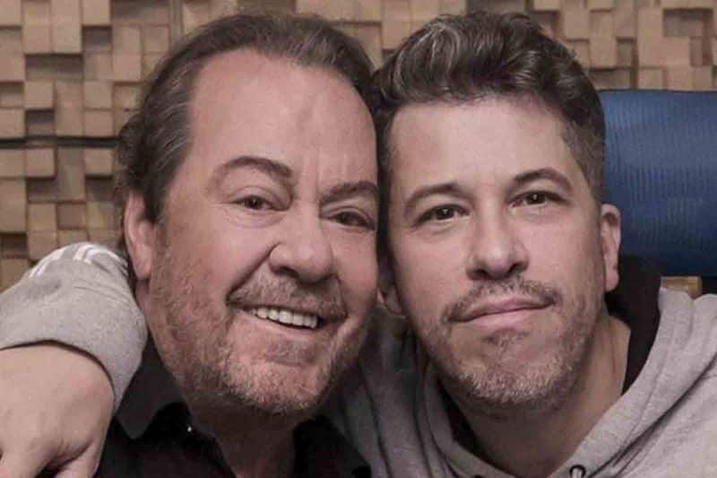 Να μου προτείνεις 3 SEO-FRIENDLY ενναλακτικους και ξεκαθαρους τίτλους, που να παραμένουν πιστοί και να βασιζονται στο νόημα και το περιεχόμενο του αρχικού τίτλου που σου έστειλα, με gossip-entertainment, lifestyle, pop culture ύφος, trendy, playful, δυναμικούς, να εχουν keywords απο το κυριως κειμενο, Google Discover optimized, που να σχετίζονται άμμεσα με το περιεχομενο του άρθρου. Να εχουν απλο, κατανοητο και ευκολο λεξιλογιο. Να ειναι με διαφορετικη φιλοσοφια μεταξυ τους, με περισσότερη φαντασία, σασπένς και click factor ώστε να τραβάνε Google Discover αλλά και social media και να μου προτεινεις τον καταλληλοτερο. Τιτλους και seo τιτλους ξεχωριστα RankMath SEO πακέτο, SEO Title, URL (seo friendly), Meta Description, Keywords απο το κειμενο, Social Media OG Data (Title . Description), RankMath Social Tab Να αποφύγεις εκφράσεις τύπου «παραληρούν», «τρελαίνει το internet», «χαμός στο Twitter», "της χρονιας, της καριερας της" ή άλλες υπερβολές/διαφημιστικού τύπου φράσεις και να εχουν καθαρά ελληνικό λεξιλόγιο, πάντα καθαρό, δημοσιογραφικό, φυσικό ύφος, με απλό λεξιλόγιο, καλλιτεχνική εστίαση και SEO-friendly ρεαλισμό, ώστε κάθε τίτλος να είναι clickable αλλά αληθινός Focus keywords απο το κειμενο να μπουν στους τιλτλους, στα urls και στο meta description, ξεχωριστα για το καθε ενα και να μου τα στειλεις Meta description αναλυτικο για τον καθε τιτλο ξεχωριστα, για περάσμα κατευθείαν στο RankMath Τα Permalinks (urls) να ειναι ΑΥΣΤΗΡΑ greeklish, να ειναι rankmath SEO-FRIENDLY και να εχουν keywords από τους τιτλους, αποκλειστικά σε καθαρά greeklish (χωρίς αγγλικές λέξεις), ξεχωριστά για τον κάθε ένα. Τα url πρεπει να ειναι με βαση τον τιτλο και οχι τον seo title. SEO reasoning: καθαρό, μικρό (