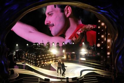 Queen hologram show με τον Brian May και τον Freddie Mercury σε εικονική σκηνή