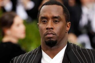 Ο Diddy καθισμένος στο τραπέζι της φυλακής Fort Dix στα 56α γενέθλιά του