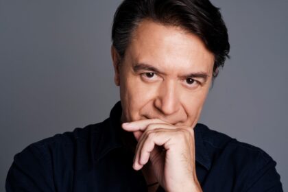 Γιάννης Κότσιρας επί σκηνής στον Σταυρό του Νότου