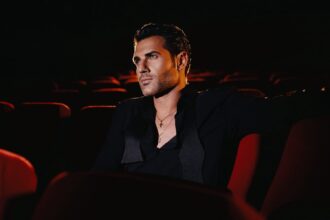 Ο Πέτρος Ιακωβίδης στο video clip του «Μ’ Ακούς;» στο Ναύπλιο