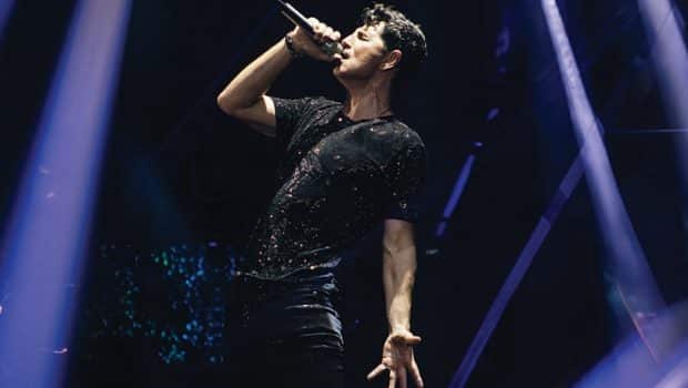 Sakis Rouvas kai Natassa Theodoridou sti skini meta to aporopto me to panteloni