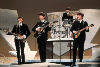 The Beatles σε στούντιο ηχογράφησης το 1968, την περίοδο του White Album, με τον George Martin.