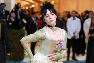 Billie Eilish τραγουδά στο UBS Arena και μοιράζεται συγκινητικά λόγια με το κοινό της στη Νέα Υόρκη.