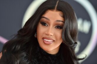 Η Cardi B χαμογελά μετά τη δικαστική της νίκη – η υπόθεση Ellis κλείνει οριστικά