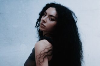 Charli XCX στην πρεμιέρα του The Moment στο Sundance Film Festival