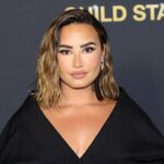 Η Demi Lovato στη σκηνή του Teen Vogue Summit, μιλώντας για τη διατροφική διαταραχή και την ψυχική της υγεία