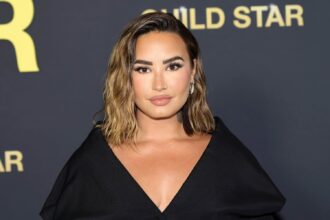 Η Demi Lovato στη σκηνή του Teen Vogue Summit, μιλώντας για τη διατροφική διαταραχή και την ψυχική της υγεία