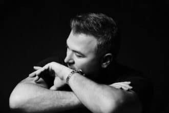 Αντώνης Ρέμος τραγουδά τη «Δευτέρα» στη νέα του επιτυχία