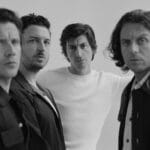 Arctic Monkeys μαζί στη σκηνή με τον Matt Helders στα ντραμς