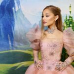 Η Ariana Grande ποζάρει στο κόκκινο χαλί του «Wicked» – λίγο πριν την περιοδεία «Eternal Sunshine»