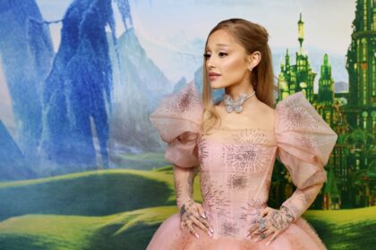 Η Ariana Grande ποζάρει στο κόκκινο χαλί του «Wicked» – λίγο πριν την περιοδεία «Eternal Sunshine»
