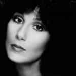 Η Cher χαμογελά στην κάμερα σε πρόσφατη δημόσια εμφάνιση στο Λος Άντζελες