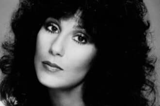 Η Cher χαμογελά στην κάμερα σε πρόσφατη δημόσια εμφάνιση στο Λος Άντζελες