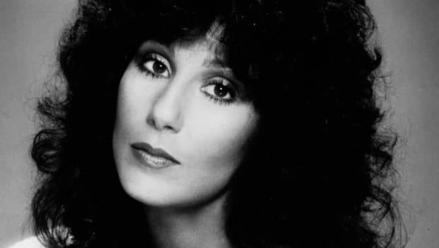 Η Cher χαμογελά στην κάμερα σε πρόσφατη δημόσια εμφάνιση στο Λος Άντζελες