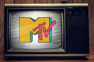 Εικόνα από παλιό στούντιο του MTV με φόντο λογότυπα YouTube και TikTok