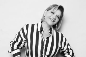 Η Γιώτα Νέγκα και ο KarMa στο music video της Πανοπλίας με urban φόντο