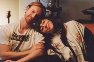 Billie Eilish και Finneas στα Grammys μετά τη βράβευση για το Wildflower