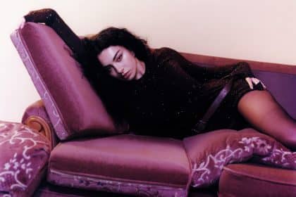 Charli XCX στην πρεμιέρα των Ανεμοδαρμένων Υψών με κινηματογραφική αισθητική