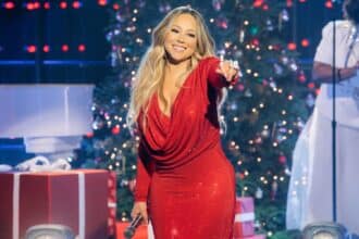 Mariah Carey χαμογελά στο νέο viral βίντεο “Not yet” για τα Χριστούγεννα