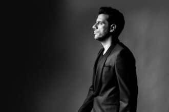 Θοδωρής Φέρρης ποζάρει για την κυκλοφορία του νέου του τραγουδιού «Είπες»