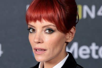 Lily Allen δίπλα στη νέα της Porsche μετά το ατύχημα που την έβγαλε εκτός δρόμου