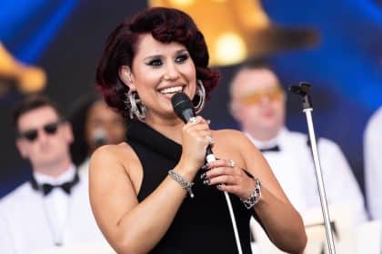 RAYE 2025 live στο Bloomingdale’s – Η τραγουδίστρια μιλά για την αγάπη και τον ιδανικό σύζυγο