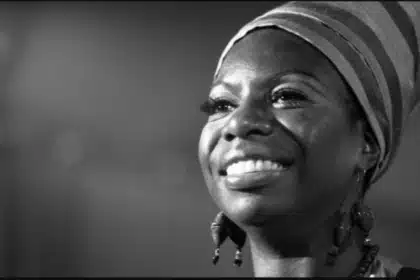Nina Simone ερμηνεύει το Feeling Good με πάθος και δύναμη