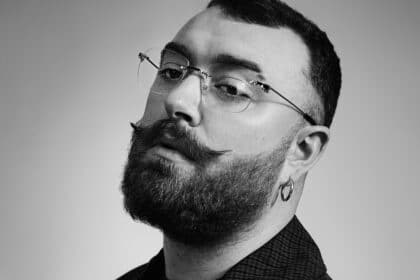 Sam Smith μιλά για τη λιποαναρρόφηση στα 13 του και την πορεία προς την αποδοχή