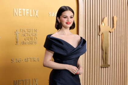 Selena Gomez στο κόκκινο χαλί των Golden Globes 2026 με εντυπωσιακό χαμόγελο