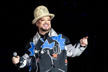 Boy George μιλά για τη χρήση AI και ChatGPT στη δημιουργία στίχων τραγουδιών