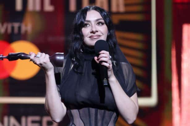 Charli XCX φωτογραφημένη για την εποχή του Brat σε editorial πορτρέτο