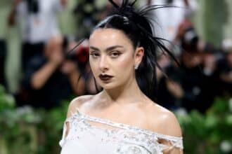 Η Charli XCX σε σκηνή από το “The Moment” της A24, όπου υποδύεται μια εκδοχή του εαυτού της