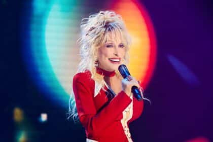 Dolly Parton τραγουδά το Jolene σε throwback εμφάνιση, γιορτάζοντας 52 χρόνια από την κυκλοφορία του.