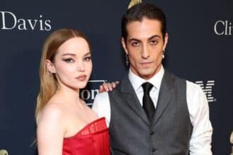 Η Dove Cameron και ο Damiano David ποζάρουν αγκαλιασμένοι μετά τον αρραβώνα τους