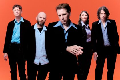 Alex Kapranos των Franz Ferdinand σε συναυλία καθώς το συγκρότημα αντιδρά για τη χρήση του Take Me Out σε στρατιωτικό βίντεο
